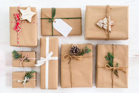 圣诞乡村礼品盒收藏带标签, 圣诞快乐, 新年假期。从上面查看。创意平面布局与顶部构图设计