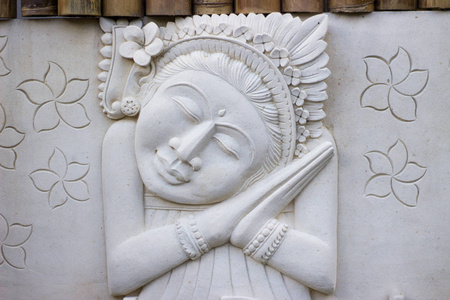 沉默中的巴厘岛沉睡妇女雕塑