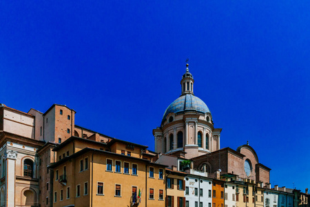 意大利曼图亚历史中心房屋上方的圣安德烈大教堂圆顶视图