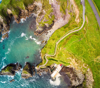 从上方 Dunquin 码头上的美丽景色斯莱头上的丁格尔半岛