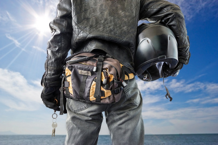 抱着他的头盔的斗嘴照片