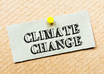 再生的纸注意寄托在软木板。气候变化的信息。概念图像