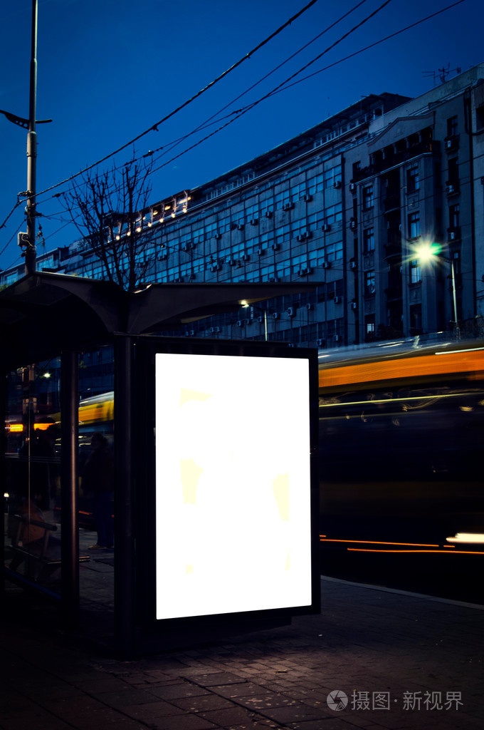 在公交站台广告牌