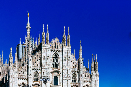 在意大利米兰的历史中心蓝天下欣赏米兰大教堂的外观