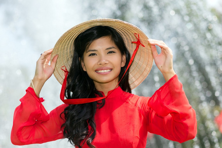 微笑着活泼的越南女子图片
