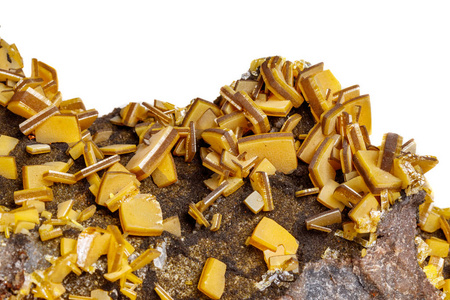 宏观矿物石黄色钼铅矿在白色背景特写