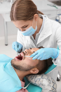 牙医检查病人的牙齿在诊所