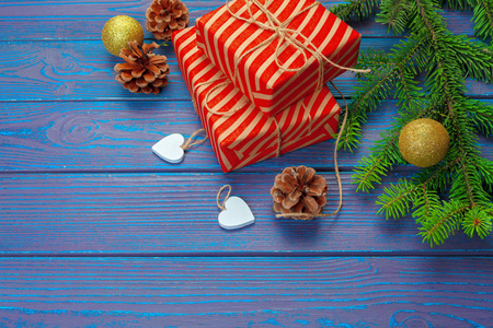 圣诞节装饰, 礼品盒和松树树枝在木背景