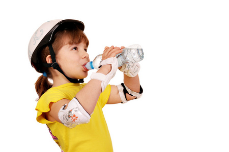 小女孩用防护装备喝水