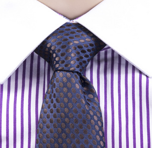 蓝色的领带和紫罗兰色衬衫