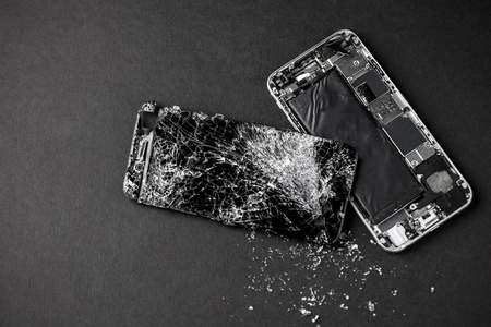 手机在灰色背景下打破触摸屏