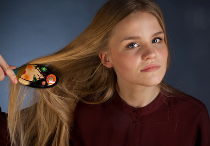斯堪的纳维亚可爱的年轻女孩肖像爆裂的头发