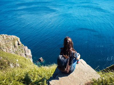 女孩在美丽的野生动物的背景, 海