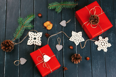 圣诞作文圣诞礼物, 针织毯子, 松果, 冷杉树枝上的木制背景