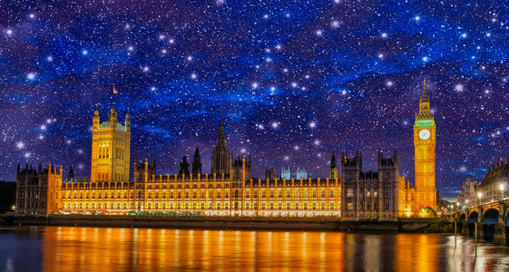 Lights big ben i skymningen med suddiga rrliga moln  london在黄昏