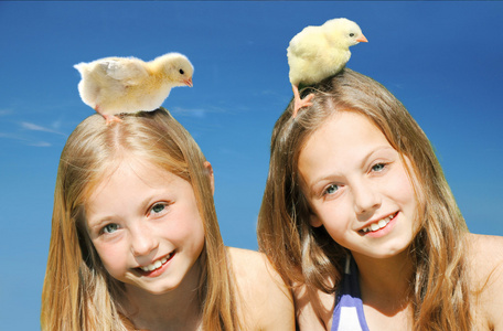 鸡美丽美丽的小女孩玩小鸡照片