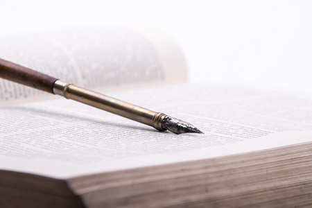钢笔和老书照片