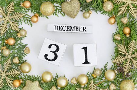 12月31日万年历。快乐的新年贺卡设计绿色框架由圣诞树和金色装饰, 球, 雪花,。贺卡设计
