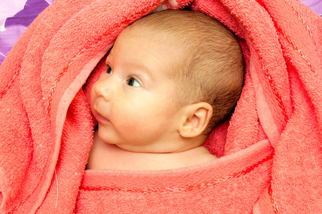 一条毛巾的婴儿