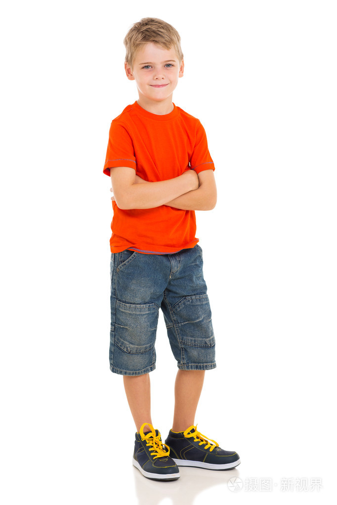 白色背景上构成的小男孩