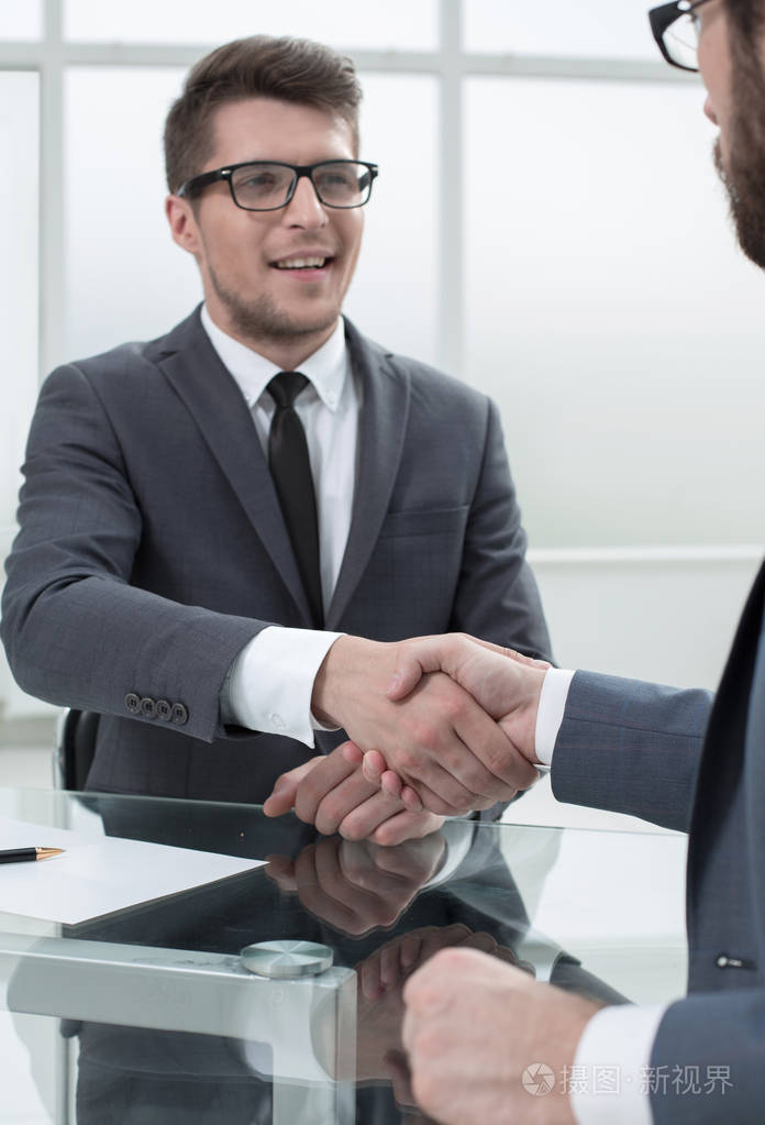 例如:商人和他的合伙人握手照片-正版商用图片0ag4qz-摄图新视界