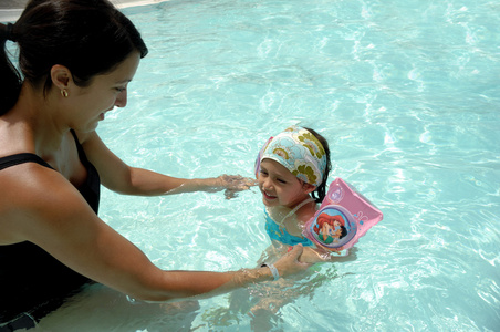 女人和孩子在游泳池中