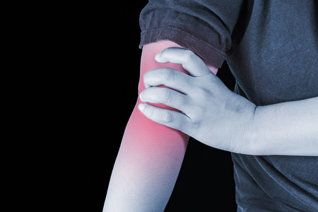 肘部损伤在人类.elbow 疼痛，关节痛人肘部医疗 单色调突出显示