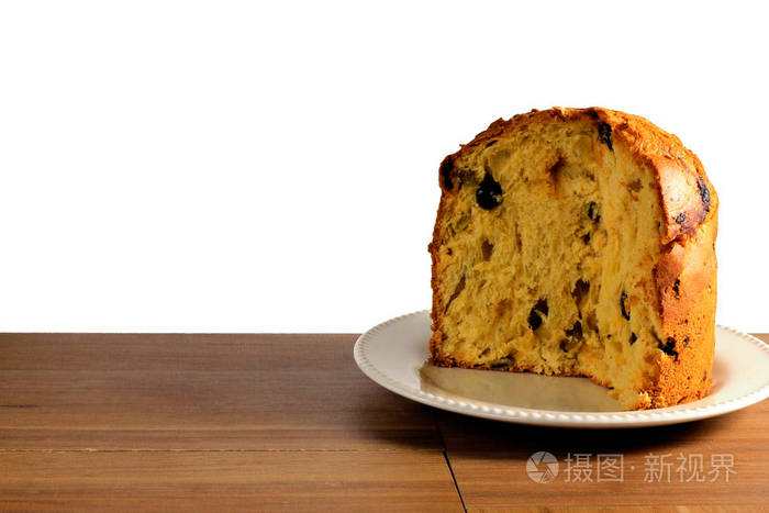 木桌上的陶瓷板材特写panettone, 白色背景, 前视图照片-正版商用图片 