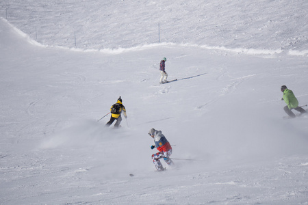 滑雪者和挡雪板走下山坡