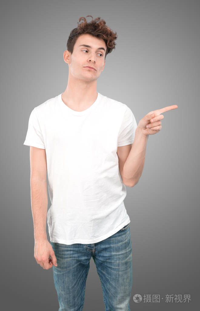 惊讶的年轻人用他的手指着