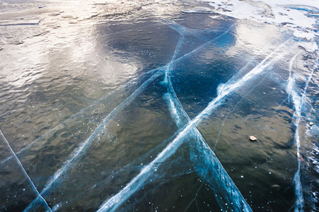 湖上的天然蓝色冰