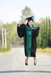 在毕业典礼那天女孩图片