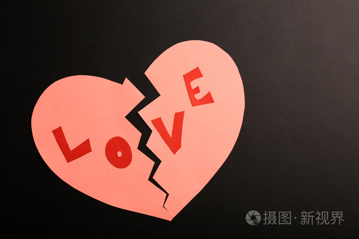 在黑色背景上的破碎的心