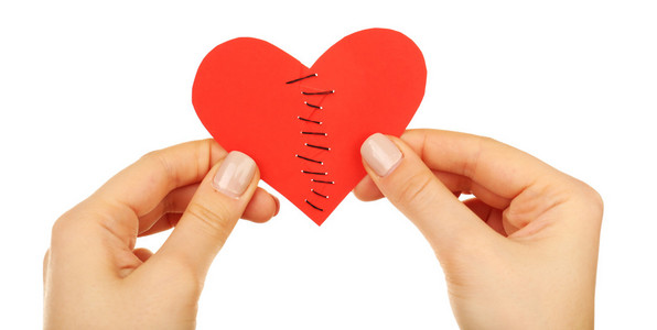 捧着心女手里捧着破碎的心缝从两块白色上孤立照片