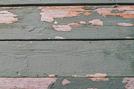用绿色油漆画的木板。在旧木板上剥落油漆。不同用途的背景