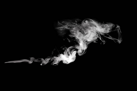 在黑色背景图像上隔离的烟雾照片