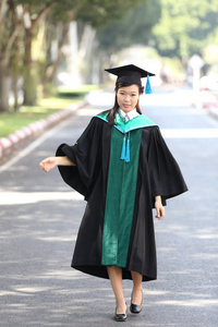 在毕业典礼那天女孩图片