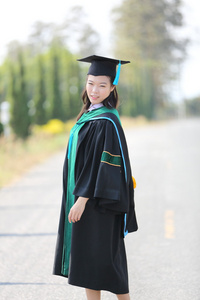 在毕业典礼那天女孩图片