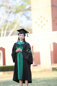 在毕业典礼那天女孩