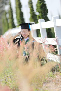 在毕业典礼那天女孩图片