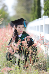 在毕业典礼那天女孩图片