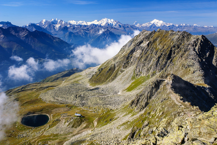 少女山冈顶尖的欧洲西南部高山阿尔卑斯山景观