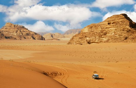 吉普汽车在沙漠中