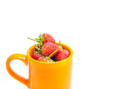 cup 的孤立的白色背景上的新鲜草莓