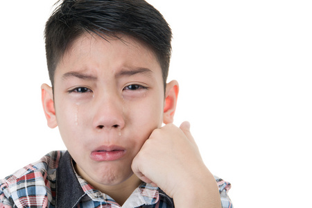 亚洲的可爱男孩伤心地哭泣照片