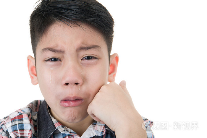 亚洲的可爱男孩伤心地哭泣