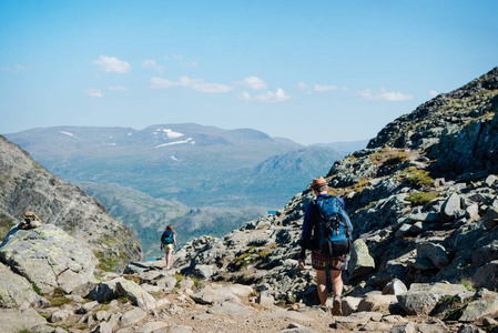 挪威 Jotunheimen 国家公园 Besseggen 岭的情侣徒步旅行