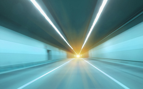 在隧道中快速移动照片