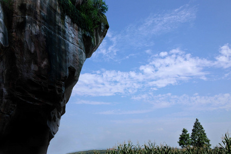 长山区岩石峭壁合川图片