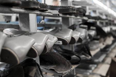 绿色鞋底的鞋鞋底鞋厂上的传送带.鞋类的批量生产照片